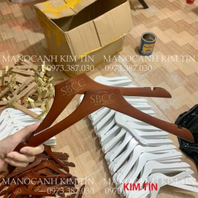 MÓC ÁO GỖ NÂU NỮ ĐẦU VUÔNG