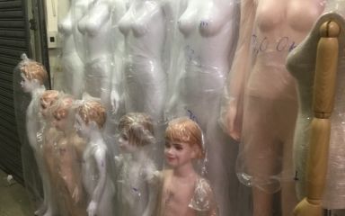 Vốn ma nơ canh được sản xuất ra là để mặc làm mẫu những bộ đồ thời trang vì dáng người được tính theo tỉ lệ chuẩn người mẫu. Thế nhưng chứng kiến hàng loạt những mẫu ma nơ canh dưới đây thì bạn sẽ không tránh khỏi 